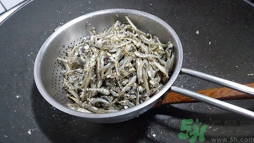 小魚干怎么炒好吃？蜜汁小魚干的做法