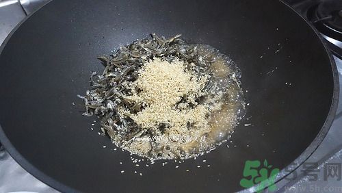 小魚干怎么炒好吃？蜜汁小魚干的做法