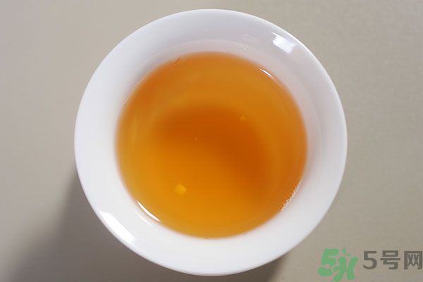 早上起床喝白開(kāi)水好嗎？喝白開(kāi)水好還是茶水好？