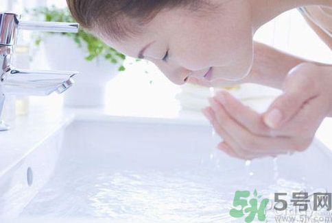 洗臉用冷水還是熱水好？用冷水洗臉好不好？