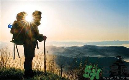 小伙辭職旅行3年帶回美國(guó)女友 徒步旅游裝備有哪些