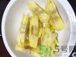 菠蘿里面發(fā)黑是為什么？發(fā)黑的菠蘿能吃嗎？