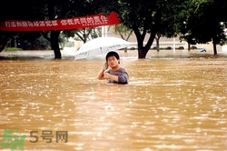 在雨水中走路容易得什么病？在雨水中走路有什么危害？