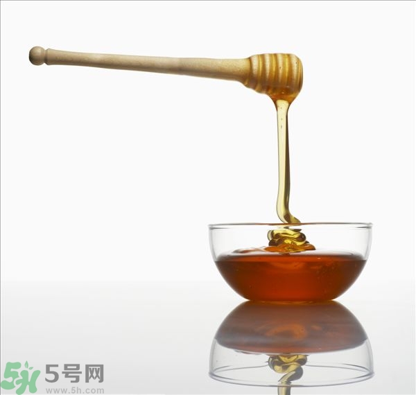 蜂蜜放久了有酒味是怎么回事？蜂蜜有酒味還能喝嗎？