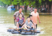 在雨水中走路容易得什么??？在雨水中走路有什么危害？