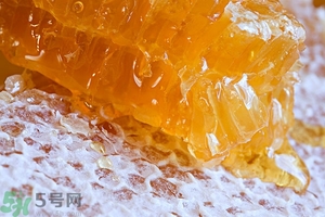 蜂蜜放久了有酒味是怎么回事？蜂蜜有酒味還能喝嗎？