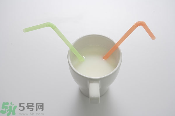 羊奶和牛奶哪個營養(yǎng)高?牛奶與羊奶哪個營養(yǎng)更好？