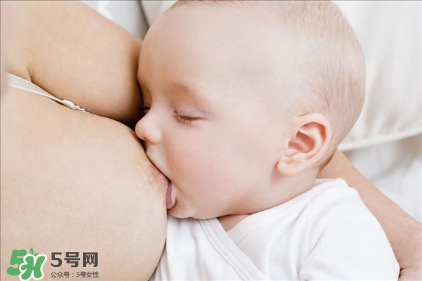 母乳常溫下可以保存多久 母乳喂養(yǎng)的正確姿勢