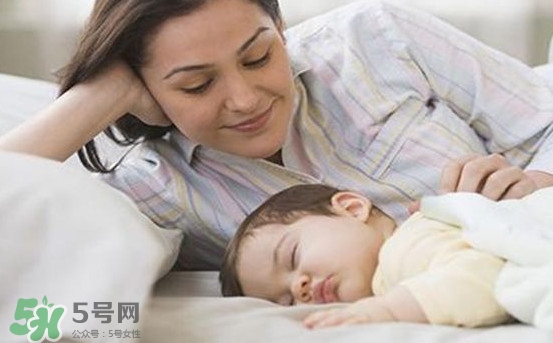 孩子為什么喜歡趴著睡覺？孩子為何老愛趴著睡