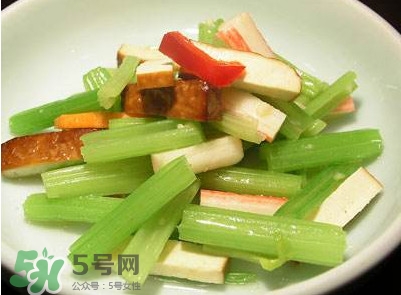 芹菜怎么炒好吃？芹菜怎么炒不苦