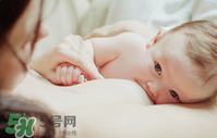 哺乳期奶水有血是什么原因？哺乳期奶水有血能喂奶嗎？