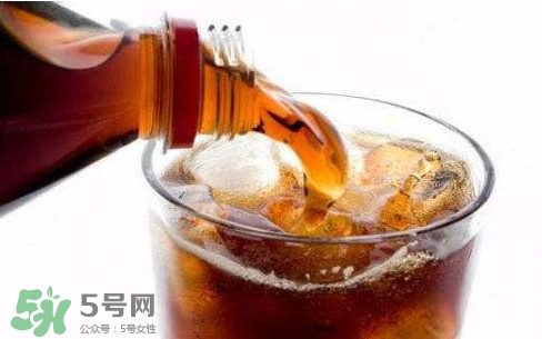 為什么喝碳酸飲料打嗝嗆鼻子？碳酸飲料為什么會冒泡