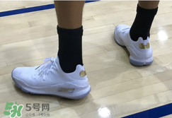 under armour curry 4 low低幫版白金配色上腳怎么樣？