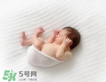 新生兒能用母乳洗臉嗎？新生兒能用母乳擦臉嗎？