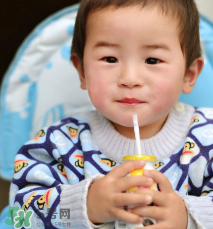 兒童能喝老年人奶粉嗎？老年人奶粉小孩能不能喝？