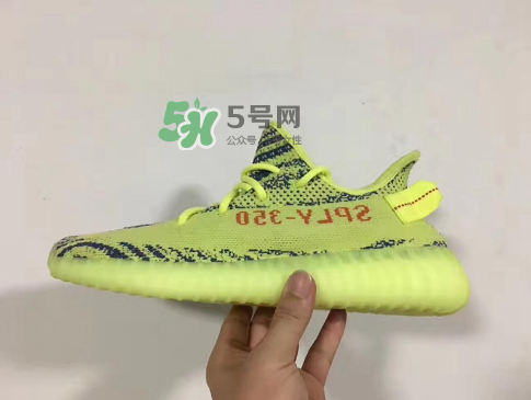 adidas yeezy boost 350 v2黃斑馬是夜光的嗎？