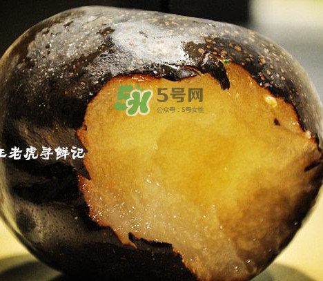 凍梨要在冰箱凍多久？?jī)隼嬉檬裁蠢孀?/h1>

時(shí)間：2017-08-18 10:31:44 編輯：本站整理 4574
分享至：



 c_4(); 
梨子上市的季節(jié)，有直接洗干凈吃的方法，但是更多人想吃的是凍梨，一般在冰箱即可制作。那么，凍梨要在冰箱凍多久？?jī)隼嬉檬裁蠢孀樱?/p>凍梨要在冰箱凍多久將淺黃色成熟的蘋果梨一枚 洗干凈 擦干果皮上的水將梨放入冰箱中的冷凍室 凍96小時(shí)(4整天)將梨從冷凍室拿出 室溫條件下放置8小時(shí)將梨放入冰箱冷凍室再次冷凍96小時(shí)(4整天)將梨從冰箱里拿出 此時(shí)梨的表皮顏色已變成深棕色 室溫下解凍后 即可食用凍梨要用什么梨子凍梨，是將普通白梨冰凍變成烏黑色，硬邦邦的，砸到地上，也不會(huì)有絲毫損傷。只要你牙好耐得住涼，洗凈之后，就能吃了。凍梨的硬勁，讓你覺得吃的時(shí)候是那么的費(fèi)勁，只能是一口一口啃了，啃上一口，純白、甘甜的梨肉和那份清涼，讓人直皺眉，冰得牙都會(huì)打顫，冷得從心里哆嗦一下……那份冷到心窩的感覺，讓人有種無法形容的迷戀。凍梨一般是由花蓋梨、秋白梨、白梨、尖巴梨冰凍而成，食用時(shí)，將凍梨置涼水中浸泡，待化透后撈出可食，化透的凍梨，甜軟多汁，清涼爽口，飯余酒后，吃上幾只，頗為愜意。吃凍梨的方法吃凍梨時(shí)要有耐性的，如同心急吃不了熱豆腐一樣，若心急也一樣也品不出凍梨味。如果梨子們沒有被化開，咬在嘴里的那塊梨便象是塊冰一樣的了，在嘴里含也不是，咽也不是，嚼也不是，吐也不是。吃凍梨要小口小口地咬，細(xì)細(xì)地品，慢慢地咽，這樣即能感覺到那凍梨的脆，又能嘗到它的鮮?？刹荒艹蕴鄦?，要不然只能象吃凍棍那樣了。能耐住這份涼的人，總是會(huì)啃個(gè)沒完，而啃到后面，隨著梨的慢慢解凍，越吃越暖和。還有一種吃法就是，把幾個(gè)凍梨放在水盆里化凍，東北人把“化凍”叫成“緩”。凍梨“緩”的時(shí)候，常常是周圍結(jié)出了一圈冰包圍著梨，然后幾個(gè)梨周圍的冰凍到了一起，成了個(gè)整體，要緩就要緩?fù)噶耍藕贸?，捏碎包圍著的冰，凍梨已?jīng)軟了。咬上一口，冰涼清甜的汁順著口腔流入，然后順著第一口的痕跡，吸里面的汁，每一口都那么甜絲絲，冰冰涼的。吸干了凍梨的精華，整個(gè)干癟了的梨肉沒了水分，就不怎么好吃了，對(duì)于喜好飲酒的人來說，酒后能吃上個(gè)凍梨，既解酒，又助消化。 

 b_4(); 


凍梨怎么吃？吃凍梨有什么好處？
五十五度杯有什么害處_五十五度杯多少錢_五十五度杯怎么用

網(wǎng)站首頁
返回欄目


相關(guān)文章

1凍梨是什么味道 快遞買的凍梨化掉了能吃嗎浏览:3468 2凍梨是什么梨 東北凍梨是什么梨做的浏览:1万+ 1自己做凍梨為什么不黑 凍梨怎么變成黑色 2凍梨可以放多久 買的凍梨怎么保存 3東北凍梨怎么做 東北凍梨的做法 4凍梨可以用冰箱做嗎 冰箱做凍梨方法 5糖尿病可以吃凍梨嗎 適量吃可以 6咳嗽可以吃凍梨嗎 沒有治療效果 


熱門文章


豬各部位肉的名稱圖片全解巴沙魚到底能不能吃？吃巴沙魚有什么危害嗎 

C位是什么意思？明星站C位是什么意思腌咸雞蛋一斤放多少鹽？腌咸雞蛋10斤需多少鹽？木耳要焯水嗎?木耳怎么焯水?10寸蛋糕多大 10寸蛋糕夠幾個(gè)人吃蛋糕尺寸適合多少人？6寸的蛋糕4個(gè)人吃夠嗎？鮮百合吃多了會(huì)中毒嗎?鮮百合的吃法禁忌低糖水果有哪些？十大低糖水果排行榜海螺怎樣吃才正確圖解？海螺哪里不能吃圖示海螺哪個(gè)部位不能吃 海螺不能吃的部位圖解麥飯石鍋有害嗎？麥飯石鍋的危害糯米和江米是一種米嗎 東北圓糯米才叫江米6寸蛋糕多大 6寸蛋糕直徑多少 


5H跟帖 
















網(wǎng)友評(píng)論僅供其表達(dá)個(gè)人看法，并不表明5h立場(chǎng)。





		var mydate = new Date();
		var year = mydate.getFullYear();
		var month = mydate.getMonth();
		var day = mydate.getDate()
		var nowdate = year+"-"+month+"-"+day
		
		$("#imageField").click(function(){
			var commentcont = $(".comment-text").val();
			if($(".comment-text").val()==""){
				alert("您沒什么話要說嗎？");
			}else{
				var data = {
					nomember:1,
					saytext:commentcont,
					id : $("#id").attr("value"),
					ecmsfrom : $("#ecmsfrom").attr("value"),
					classid : $("#classid").attr("value"),
					enews : $("#enews").attr("value"),
					repid : $("#repid").attr("value")
				};				
				$.ajax({
					type: "POST",
					url: "/e/pl/doaction.php",
					data: data,
					dataType:'text',
					success: function(msg){
						$(".comment-text").val("");
						$(".comment-body").prepend('<li><div   id="z1kpsg1"   class="combd-title"><span id="bbbnwry"    class="title">本站網(wǎng)友:匿名</span><span id="pnsy7dn"    class="time">'+nowdate+'</span></div><p class="combd-bd">'+commentcont+'</p></li>')
					}
				});
			}	
		})	
	
 
