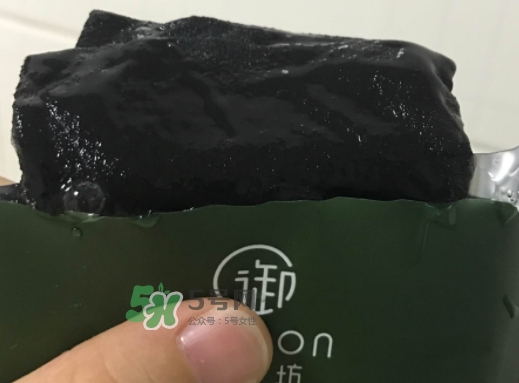 御泥坊水潤茶萃微囊黑面膜怎么用？