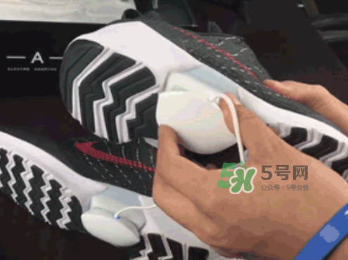 nike hyperadapt 1.0怎么充電？耐克自動系鞋帶鞋要充電嗎？