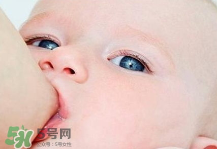 母乳喂養(yǎng)的寶寶大便怎樣正常？母乳喂養(yǎng)的寶寶需要補(bǔ)鈣嗎？