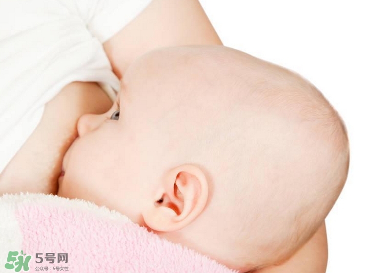 母乳喂養(yǎng)的寶寶大便怎樣正常？母乳喂養(yǎng)的寶寶需要補(bǔ)鈣嗎？