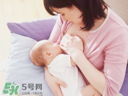 母乳喂養(yǎng)的寶寶大便怎樣正常？母乳喂養(yǎng)的寶寶需要補(bǔ)鈣嗎？