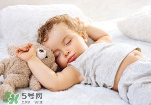 寶寶睡覺頭出汗是熱嗎？寶寶睡覺頭出汗是怎么回事？