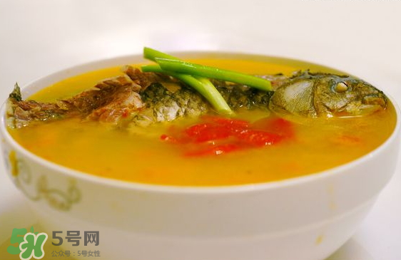 鯽魚(yú)湯可以放西紅柿嗎？西紅柿鯽魚(yú)湯的功效