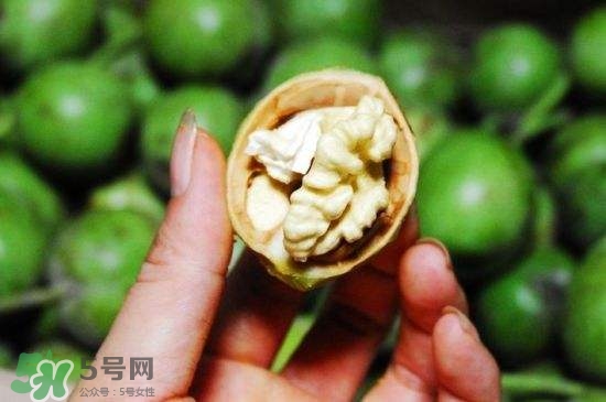 新鮮核桃要?jiǎng)兤?？剝皮時(shí)手變黑怎么清洗？