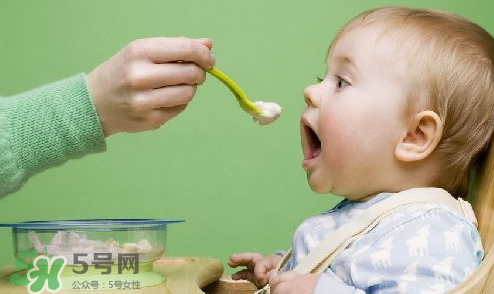 母乳寶寶幾個(gè)月添加輔食？母乳寶寶添加輔食的時(shí)間介紹