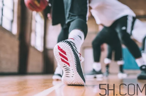 adidas dame 4多少錢？阿迪達斯利拉德四代上腳效果