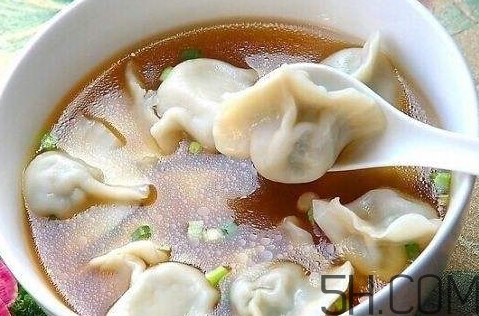 煮餃子用冷水還是熱水？煮餃子用大火還是小火？