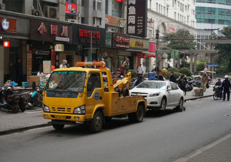 汽車拖車費(fèi)能報(bào)嗎？汽車的前后拖車孔怎么打開？