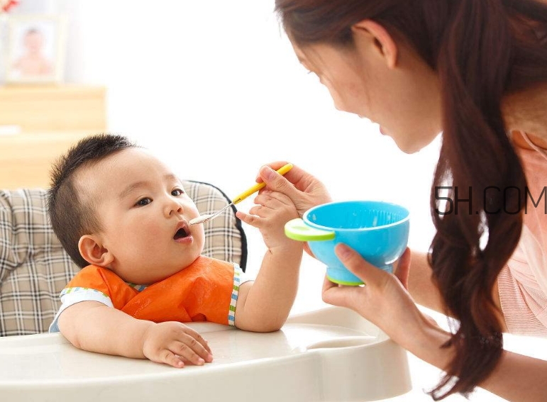 寶寶多大可以自己吃飯？如何讓寶寶愛上吃飯？