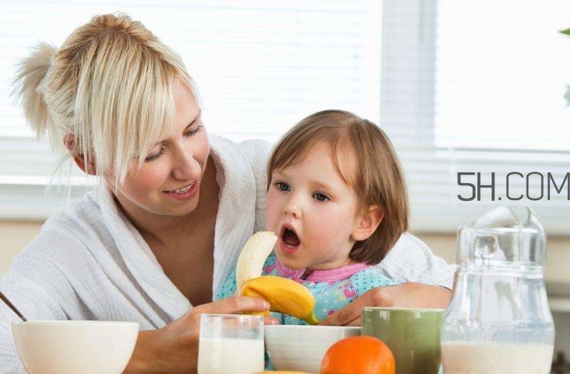 寶寶多大可以自己吃飯？如何讓寶寶愛上吃飯？