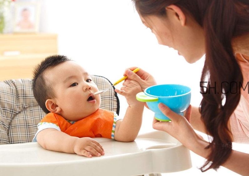 教會(huì)寶寶自己吃飯，你做到這些了嗎？