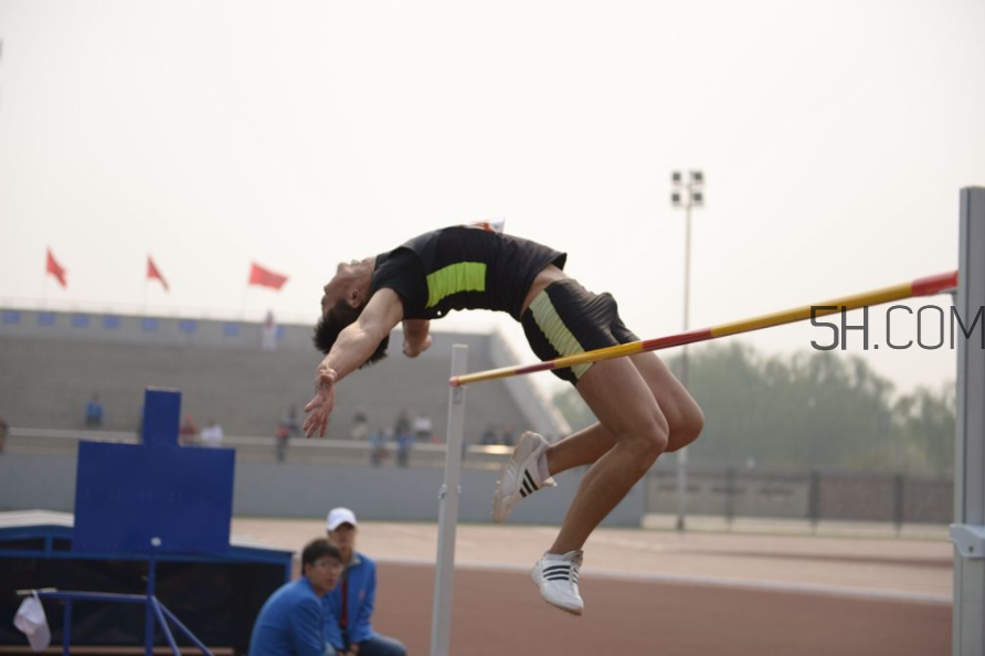 如何做好撐桿跳高運動？背越式跳高的七大技巧