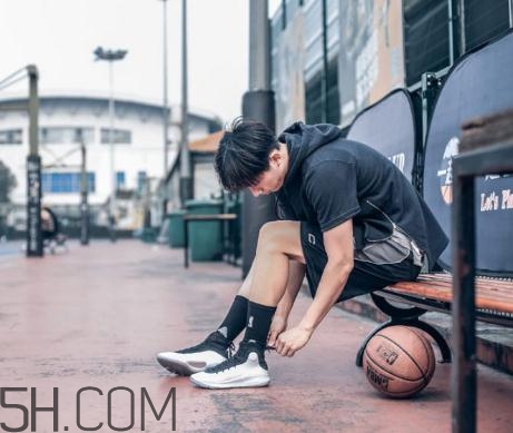 under armour curry 4黑白配色上腳效果怎么樣？