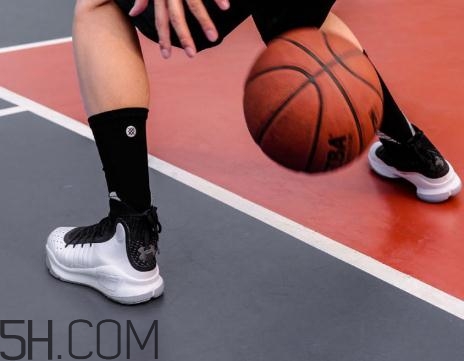 under armour curry 4黑白配色上腳效果怎么樣？