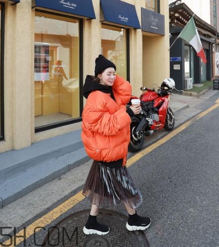 棉服配裙子好看嗎？棉衣配什么裙子好？