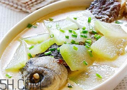 鯽魚湯發(fā)黑能喝嗎 鯽魚湯發(fā)黑是怎么回事