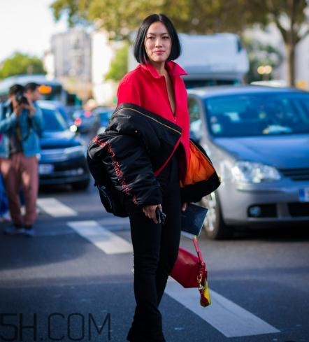 黑色飛行夾克怎么搭配？黑色飛行員夾克搭配女