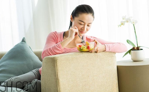 女孩月經(jīng)初潮可不可以喝紅糖水？女孩月經(jīng)初潮媽媽應(yīng)該怎么做？