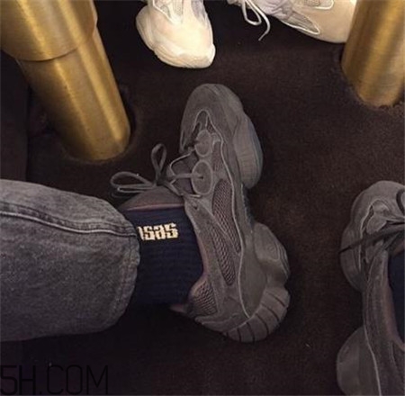 yeezy 500 desert rat純黑配色實(shí)物什么樣？