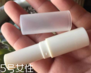 潤唇膏要怎么清潔？用前刮掉一層