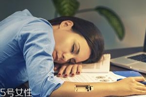 熬夜長膘什么原因？疲勞使人食欲大開