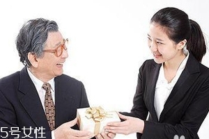 給領(lǐng)導(dǎo)送禮怎么說合適？真誠并且要注意分寸