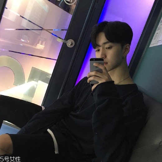 2022最流行發(fā)型顏色男生？男生潮流發(fā)型
