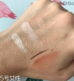 makeup revolution心形腮紅好用嗎？微閃蜜桃色彩