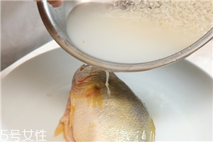 蒸魚(yú)怎么做好吃又簡(jiǎn)單還不腥